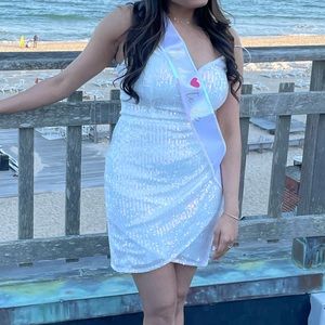 Beautiful Windsor size S dress in opal white sequence.